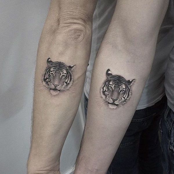 Creative Lion Tattoo with Roses - Best Tattoo Ideas Gallery